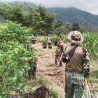 Babinsa Posramil Lawe Sumur jajaran Kodim 0108/Agara bersama masyarakat melakukan pengukuran lokasi yang akan dibangun Jembatan Gantung Perintis sepanjang sekitar 120 meter di Desa Buah Pala, Kecamatan Lawe Sumur, Aceh Tenggara, Minggu (13/9/2026). Foto: Dok. Istimewa