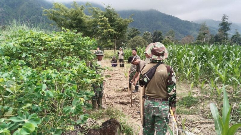 Babinsa Posramil Lawe Sumur jajaran Kodim 0108/Agara bersama masyarakat melakukan pengukuran lokasi yang akan dibangun Jembatan Gantung Perintis sepanjang sekitar 120 meter di Desa Buah Pala, Kecamatan Lawe Sumur, Aceh Tenggara, Minggu (13/9/2026). Foto: Dok. Istimewa 