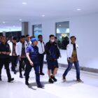 Dittipidsiber Bareskrim Polri membawa tersangka FP yang masuk DPO kasus dugaan perjudian online kembali ke Indonesia setelah ditangkap di Thailand, Jumat (25/9/2026). Foto: Dok. Istimewa