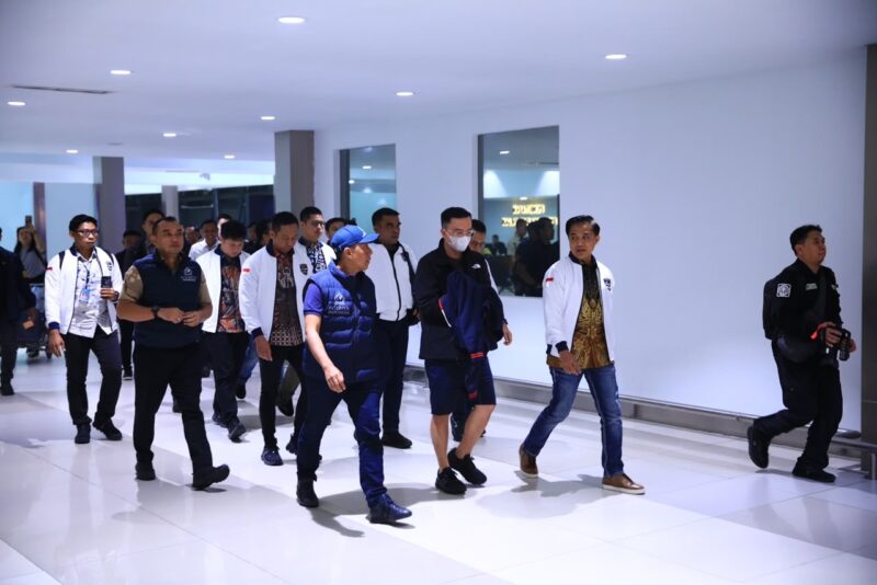Dittipidsiber Bareskrim Polri membawa tersangka FP yang masuk DPO kasus dugaan perjudian online kembali ke Indonesia setelah ditangkap di Thailand, Jumat (25/9/2026). Foto: Dok. Istimewa 