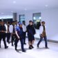 Dittipidsiber Bareskrim Polri membawa tersangka FP yang masuk DPO kasus dugaan perjudian online kembali ke Indonesia setelah ditangkap di Thailand, Jumat (25/9/2026). Foto: Dok. Istimewa 