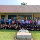 Bupati Bengkulu Selatan H. Rifai Tajudin menyerahkan bantuan perlengkapan sekolah kepada siswa kurang mampu di SMP Negeri 15 Bengkulu Selatan yang bersumber dari Dana Membara, Jumat (4/9/2026). Foto: Dok. Istimewa