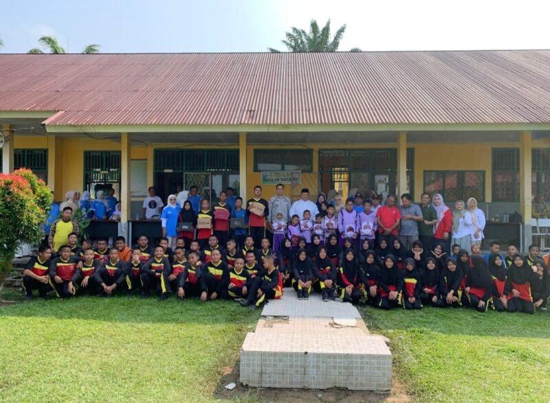 Bupati Bengkulu Selatan H. Rifai Tajudin menyerahkan bantuan perlengkapan sekolah kepada siswa kurang mampu di SMP Negeri 15 Bengkulu Selatan yang bersumber dari Dana Membara, Jumat (4/9/2026). Foto: Dok. Istimewa 