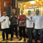 General Manager (GM) PT Solusi Bangun Andalas (SBA) R. Adi Santosa didampingi Head of Media PT SBA Faraby Azwany foto bersama jajaran pengurus SMSI Aceh Besar di Anjong Mon Mata, Banda Aceh, Sabtu (5/9/2026) malam. Foto: Dok. SMSI Aceh Besar
