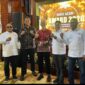 General Manager (GM) PT Solusi Bangun Andalas (SBA) R. Adi Santosa didampingi Head of Media PT SBA Faraby Azwany foto bersama jajaran pengurus SMSI Aceh Besar di Anjong Mon Mata, Banda Aceh, Sabtu (5/9/2026) malam. Foto: Dok. SMSI Aceh Besar