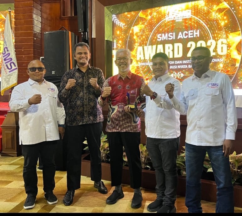General Manager (GM) PT Solusi Bangun Andalas (SBA) R. Adi Santosa didampingi Head of Media PT SBA Faraby Azwany foto bersama jajaran pengurus SMSI Aceh Besar di Anjong Mon Mata, Banda Aceh, Sabtu (5/9/2026) malam. Foto: Dok. SMSI Aceh Besar
