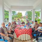 Foto bersama insan pers dan Kajari Nagan Raya Beserta tamu undangan Di teras utama Kantor Kejaksaan Negeri Nagan Raya. Foto: Dok. Istimewa 
