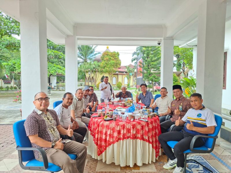 Foto bersama insan pers dan Kajari Nagan Raya Beserta tamu undangan Di teras utama Kantor Kejaksaan Negeri Nagan Raya. Foto: Dok. Istimewa 