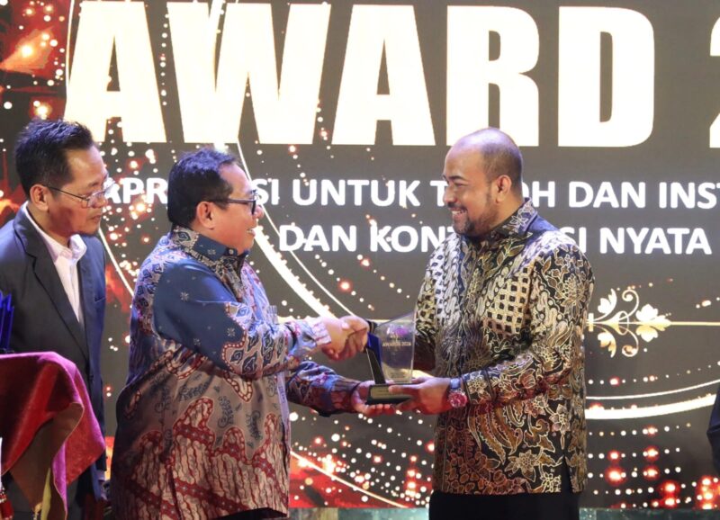 Dirut Bank Aceh Syariah Fadhil Ilyas menerima penghargaan SMSI Aceh Award 2026 yang diserahkan Ketua Umum SMSI Pusat Firdaus, di Anjong Mon Mata Banda Aceh, Sabtu malam (5/9/2026). Foto: Dok. Istimewa