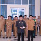 Bupati Aceh Besar H Muharram Idri (Syech Muharram) membacakan naskah pelantikan pejabat pimpinan tinggi pratama di lingkungan Pemkab Aceh Besar, di Kantor Bupati Aceh Besar, Kota Jantho, Senin (14/9/2026) siang. Foto: Dok. Prokopim Pemkab Aceh Besar