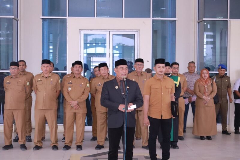 Bupati Aceh Besar H Muharram Idri (Syech Muharram) membacakan naskah pelantikan pejabat pimpinan tinggi pratama di lingkungan Pemkab Aceh Besar, di Kantor Bupati Aceh Besar, Kota Jantho, Senin (14/9/2026) siang. Foto: Dok. Prokopim Pemkab Aceh Besar