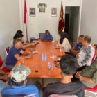 Suasana pembekalan dan penyerahan atribut kepada para juru parkir sebagai bagian dari penataan pengelolaan parkir di kawasan Pasar Simpang Peut, Nagan Raya. Foto: Dok. Istimewa 