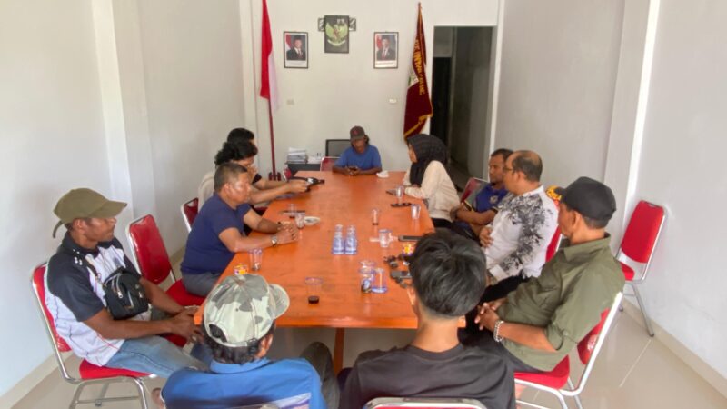 Suasana pembekalan dan penyerahan atribut kepada para juru parkir sebagai bagian dari penataan pengelolaan parkir di kawasan Pasar Simpang Peut, Nagan Raya. Foto: Dok. Istimewa 