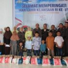Usai menyantuni anak yatim, staf Kejari Pidie foto bersama di kantor Kejati setempat, Rabu (2/9/2026) (Foto.IST).