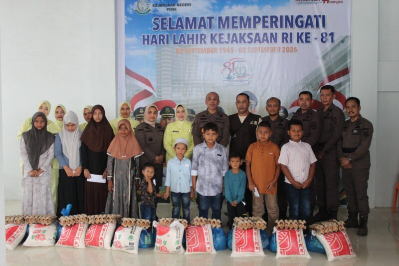 Usai menyantuni anak yatim, staf Kejari Pidie foto bersama di kantor Kejati setempat, Rabu (2/9/2026) (Foto.IST).
