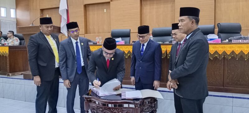 Ketua DPRK Pidie, Anwar Sastra Putra menandatangani dokumen KUAPPAS di gedung DPRK setempat, Rabu (2/9/2026) (Foto.IST).