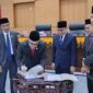 Ketua DPRK Pidie, Anwar Sastra Putra menandatangani dokumen KUAPPAS di gedung DPRK setempat, Rabu (2/9/2026) (Foto.IST).
