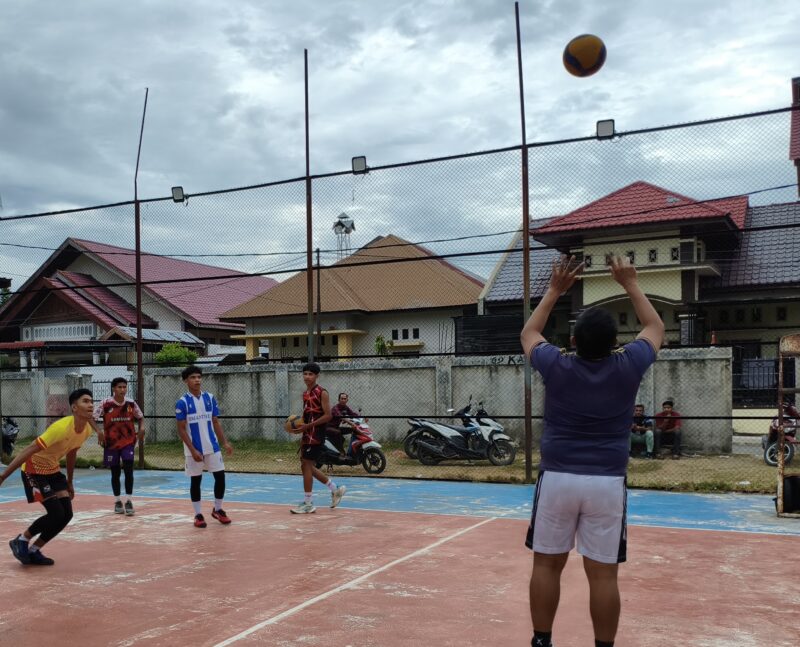 Tim Volly Pra PORA Pidie sedang berlatih di lapangan Tijue, Kecamatan Pidie, Kamis (3/9/2026) (Foto. Amir Sagita.NOA.co.id).