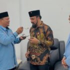 Bupati Aceh Timur Iskandar Usman Alfarlaky menerima kue dalam perayaan Milad ke-49 BKPRMI di Pendopo Bupati Aceh Timur, Idi, Kamis, 3 September 2026. Foto: Humas BKPRMI Aceh Timur. (Foto.Dok. BKPRMI Aceh Timur)