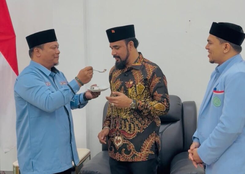 Bupati Aceh Timur Iskandar Usman Alfarlaky menerima kue dalam perayaan Milad ke-49 BKPRMI di Pendopo Bupati Aceh Timur, Idi, Kamis, 3 September 2026. Foto: Humas BKPRMI Aceh Timur. (Foto.Dok. BKPRMI Aceh Timur)

