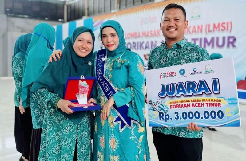 Ibu Dharma Wanita Kecamatan Julok Aceh Timur usai menerima Piala Juara lomba memasak, Kamis (3/9/2026) (Foto.IST).