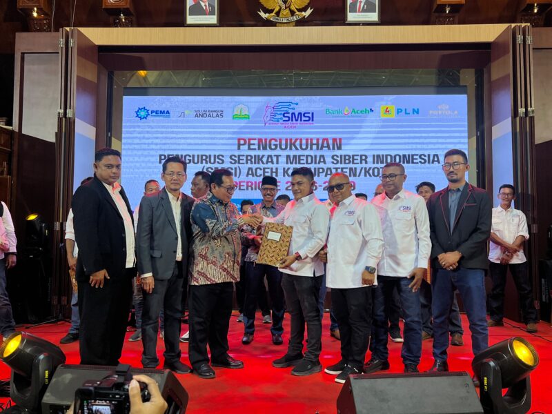 Ketua Umum SMSI Pusat, Firdaus, didampingi Ketua SMSI Aceh, Aldin NL, menyerahkan SK kepengurusan SMSI Aceh Besar masa bakti 2026–2029 kepada Ketua SMSI Aceh Besar, Zulfikar, S.Pd., didampingi Sekretaris Sadhali, S.Pd., Bendahara Azhari Usman, S.Pd dan Wakil Bendahara Nazarullah, S.E., pada rangkaian SMSI Aceh Awards 2026 di Anjong Mon Mata, Banda Aceh, Sabtu (5/9/2026) malam. Foto: Dok. SMSI Aceh Besar
