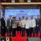 Ketua Umum SMSI Pusat, Firdaus, didampingi Ketua SMSI Aceh, Aldin NL, menyerahkan SK kepengurusan SMSI Aceh Besar masa bakti 2026–2029 kepada Ketua SMSI Aceh Besar, Zulfikar, S.Pd., didampingi Sekretaris Sadhali, S.Pd., Bendahara Azhari Usman, S.Pd dan Wakil Bendahara Nazarullah, S.E., pada rangkaian SMSI Aceh Awards 2026 di Anjong Mon Mata, Banda Aceh, Sabtu (5/9/2026) malam. Foto: Dok. SMSI Aceh Besar