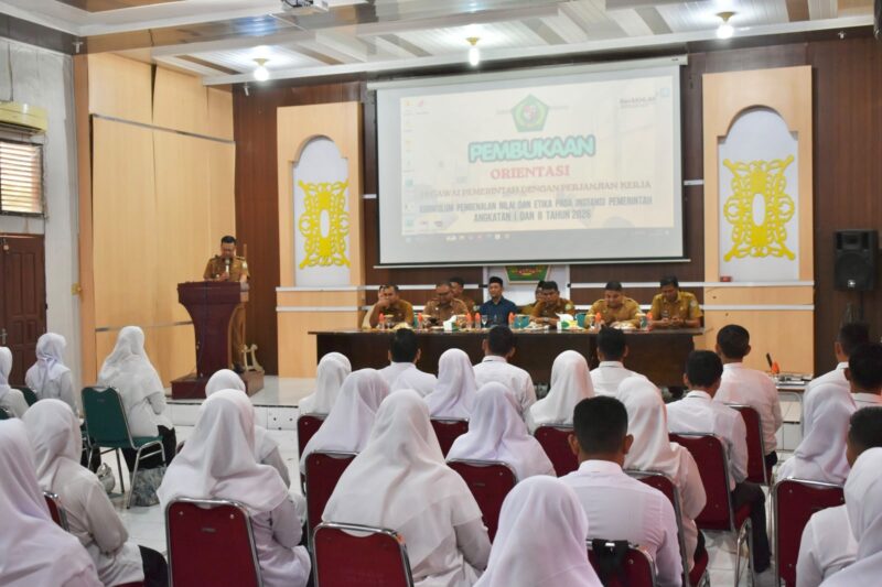 Wabup Pidie Alzaizi saat membuka orientasi kepada sejumlah PPPK di Aula Diklat Kabupaten Pidie, Selasa (9/9/2026) (Foto. IST).