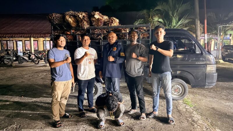 Diduga pelaku pencurian bersama barang bukti diamankan Satreskrim Polres Abdya. Foto. Dok. Teukunizar/noa.co.id