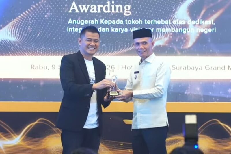Wakil Bupati Abdya, Zaman Akli menerima penghargaan Ketik Awards . Foto. Dok. Teukunizar/noa.co.id