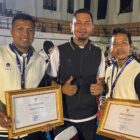 Ketua KONI Muhammad (Tengah) foto bersama Pelatih Karate Hendra Darmawan dan pelatih tarung derajat Muhammad Iqbal usai menerima penghargaan dari Gubernur Aceh Muzakir Manaf, (Foto.IST).