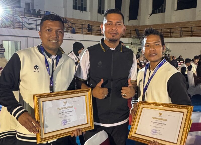 Ketua KONI Muhammad (Tengah) foto bersama Pelatih Karate Hendra Darmawan dan pelatih tarung derajat Muhammad Iqbal usai menerima penghargaan dari Gubernur Aceh Muzakir Manaf, (Foto.IST).
