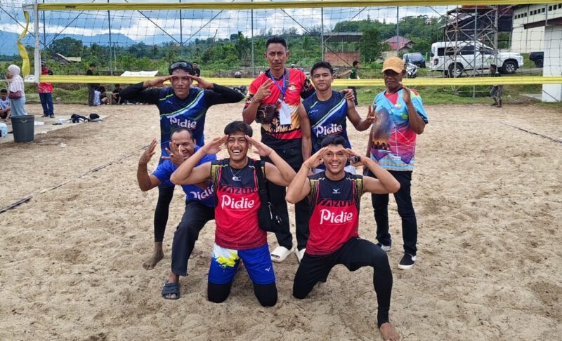 Tim voli Pantai Pra PORA Pidie foto bersama usai lolos ke PORA Aceh Jaya, Minggu (13/9/226) (Foto.IST)