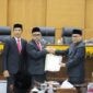 Ketua DPRK Pidie menyerahkan nota kesepakatan KUPA PPAS kepada Wakil Bupati Pidie, Alzaizi usai menutup rapat di Gedung DPRK setempat Selasa malam (15/9/2026) (Foto.IST)