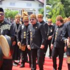 Bupati Pidie Sarjani Abdullah dengan memakai baju adat Pidie hadir ke sidang Paripurna DPRK Pidie, Kamis (17/9/2026) (Foto.Amir Sagita.NOA.co.id).