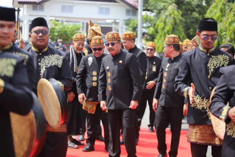 Bupati Pidie Sarjani Abdullah dengan memakai baju adat Pidie hadir ke sidang Paripurna DPRK Pidie, Kamis (17/9/2026) (Foto.Amir Sagita.NOA.co.id).