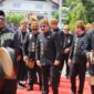 Bupati Pidie Sarjani Abdullah dengan memakai baju adat Pidie hadir ke sidang Paripurna DPRK Pidie, Kamis (17/9/2026) (Foto.Amir Sagita.NOA.co.id).