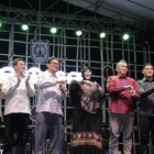 Wali Kota Banda Aceh Illiza Sa’aduddin Djamal bersama sejumlah pejabat dan unsur Forkopimda saat membuka Banda Aceh Colossal Coffee Experience (BACCE) 2026 di Lapangan Blang Padang, Jumat (18/9/2026). Foto: Dok. Prokopim Kota Banda Aceh