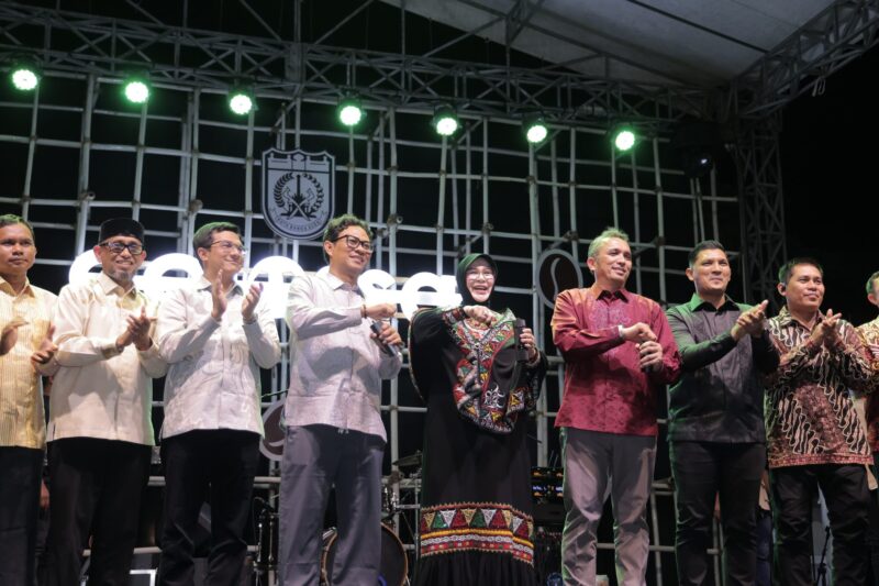 Wali Kota Banda Aceh Illiza Sa’aduddin Djamal bersama sejumlah pejabat dan unsur Forkopimda saat membuka Banda Aceh Colossal Coffee Experience (BACCE) 2026 di Lapangan Blang Padang, Jumat (18/9/2026). Foto: Dok. Prokopim Kota Banda Aceh
