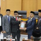 Bupati Pidie Sarjani Abdullah menunjuklan nota APBK-P tahun 2026, bersama Ketua DPRK Pidie, Anwar Sastra Putra usasi rapat paripurna APBK-P tahun 2026 di Gedung DPRK setempat, Senin (21/9/2026) (Foto.IST).