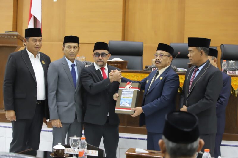 Bupati Pidie Sarjani Abdullah menunjuklan nota APBK-P tahun 2026, bersama Ketua DPRK Pidie, Anwar Sastra Putra usasi rapat paripurna APBK-P tahun 2026 di Gedung DPRK setempat, Senin (21/9/2026) (Foto.IST).