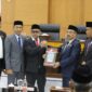 Bupati Pidie Sarjani Abdullah menunjuklan nota APBK-P tahun 2026, bersama Ketua DPRK Pidie, Anwar Sastra Putra usasi rapat paripurna APBK-P tahun 2026 di Gedung DPRK setempat, Senin (21/9/2026) (Foto.IST).