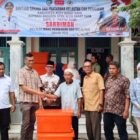 Sardiman menyerahkan bantuan nelayan kepada kelompok. Foto. Dok. Teukunizar/noa.co.id