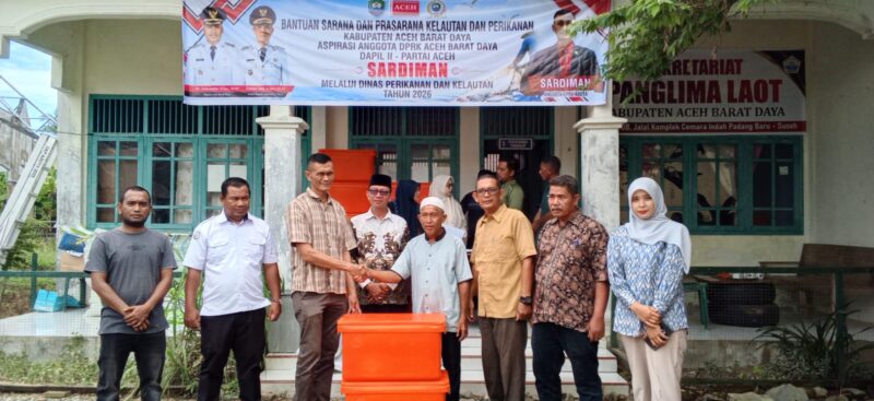 Sardiman menyerahkan bantuan nelayan kepada kelompok. Foto. Dok. Teukunizar/nona.co.id
