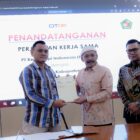 Bupati Pidie Sarjani Abdullah menunjukkan surat perjanjian kerja sama dengan PT KAI di Bandung Jawa Barat, Jumat (25/9/2026) (Foto.IST).