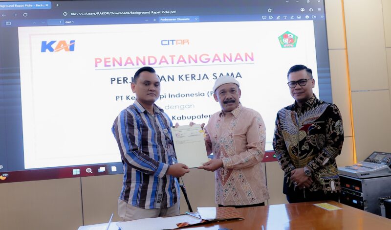 Bupati Pidie Sarjani Abdullah menunjukkan surat perjanjian kerja sama dengan PT KAI di Bandung Jawa Barat, Jumat (25/9/2026) (Foto.IST).