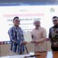 Bupati Pidie Sarjani Abdullah menunjukkan surat perjanjian kerja sama dengan PT KAI di Bandung Jawa Barat, Jumat (25/9/2026) (Foto.IST).