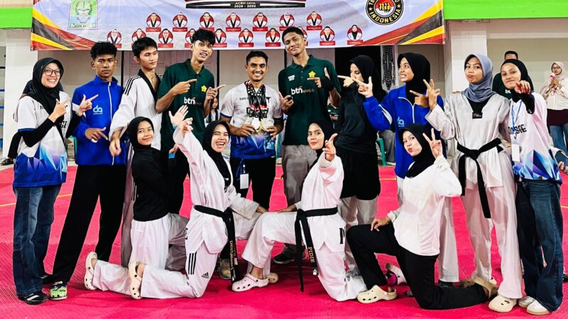 Atlet taekwondo Pidie foto bersama usai meraih 15 medali pada kejuaraan Piala Bupati Aceh Jaya di Calang beberapa hari yang lalu, (Foto.IST).