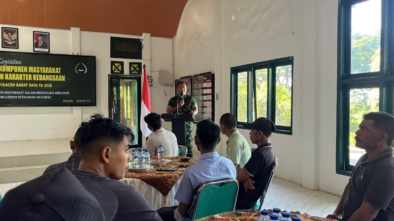 Dandim 0110 Abdya Letkol Inf Rana Mega Al-Amin saat memberikan sambutan pada kegiatan Komsos di Aula Makodim setempat. Foto. Dok. Teukunizar/nona.co.id