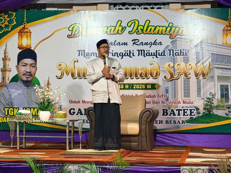 Tgk. Ismail saat menyampaikan tausiah di gampong Lubok Batee, Ingin Jaya, Aceh Besar. Senin malam, (28/09/2026). Foto: Dok. Pribadi/NOA.co.id